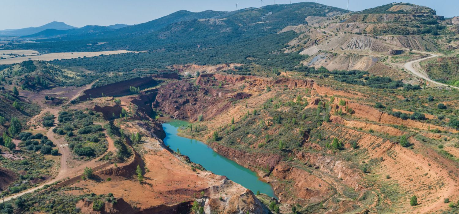 cantera de hierro en ojos negros