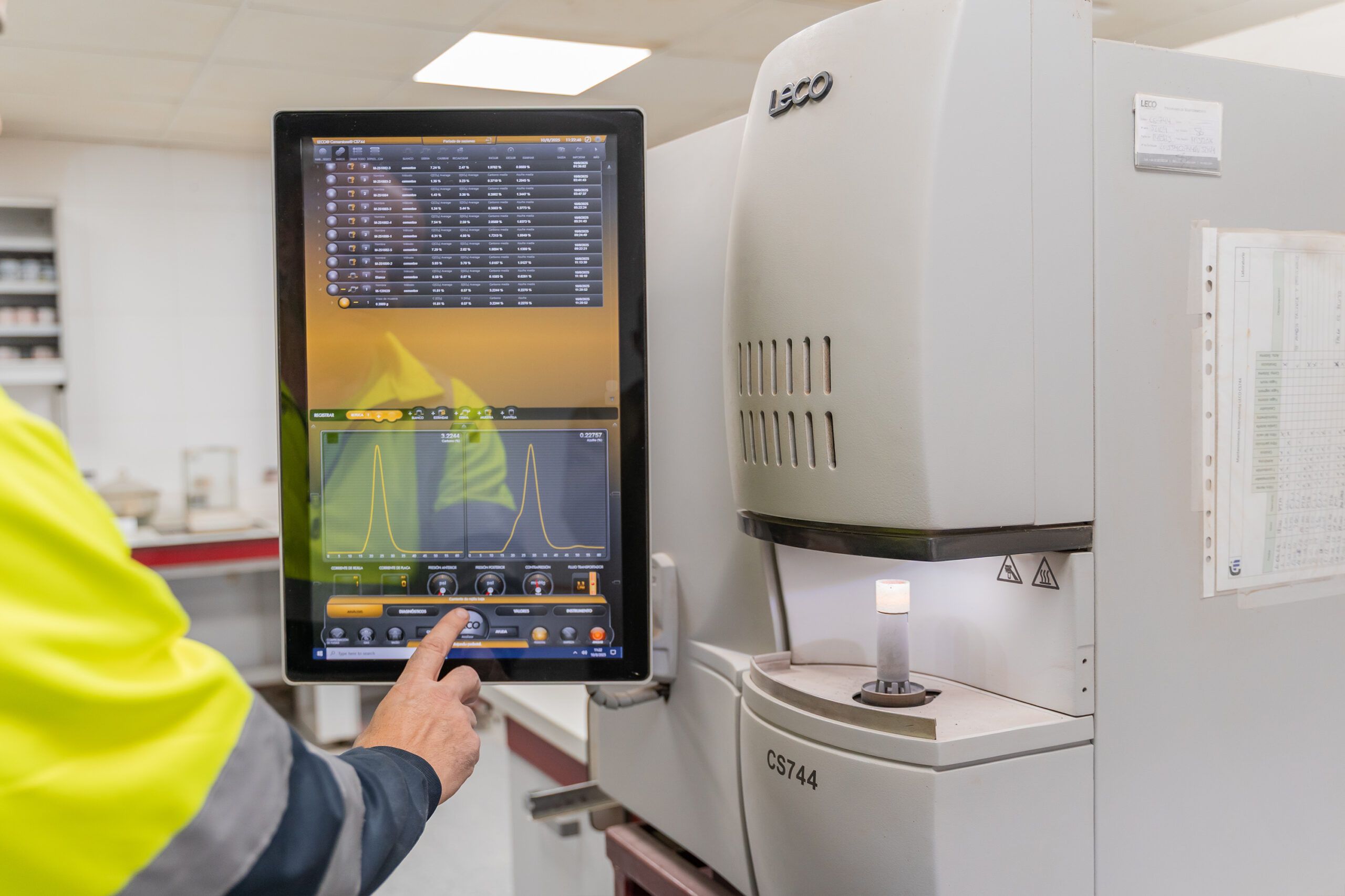 foto de máquina cargando palet en camión