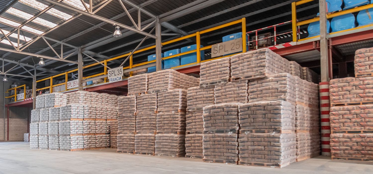 Foto de palets de sacos de cemento
