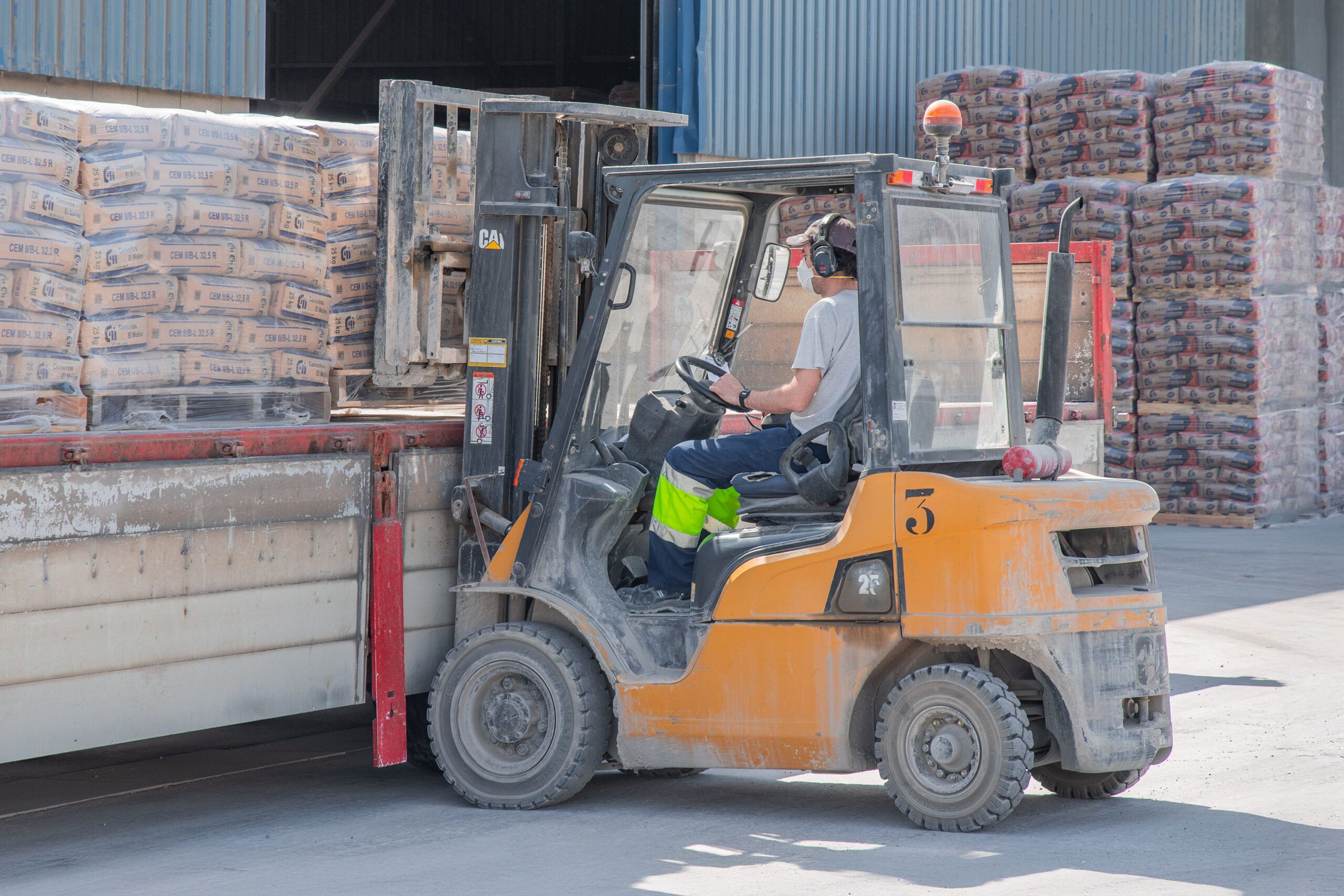 foto de máquina cargando palet en camión